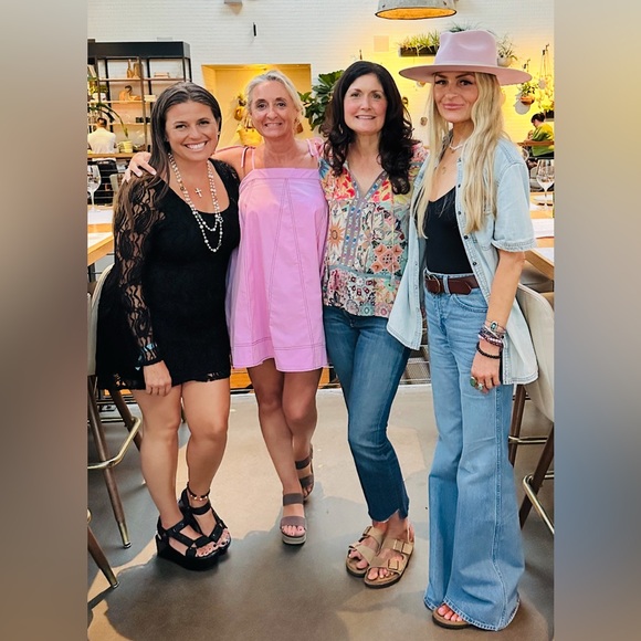 VAN_SOLEIL IS LIVE 💛✌🏽💛 LIKE TO BE NOTIFIED 🥳🥳🥳 - Picture 4 of 17